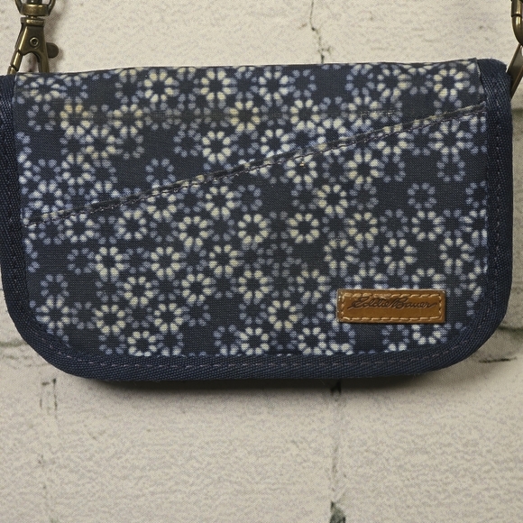 Eddie Bauer Blue and White Geometric Clutch with Adjustable Strap - Picture 3 of 10